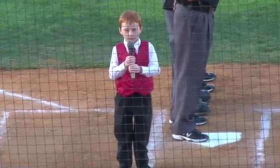 فيديو طريف.. الحازوقة تسيطر على طفل وهو يؤدي النشيد الوطني صورة رقم 1