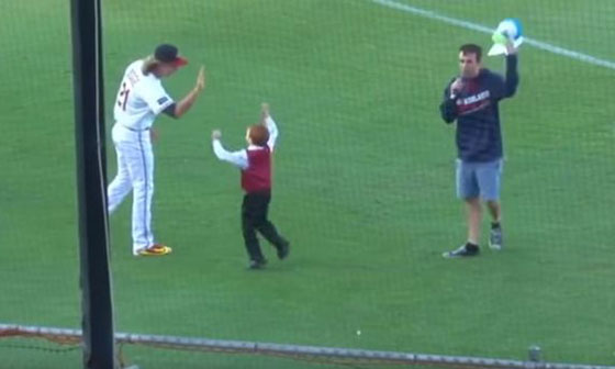 فيديو طريف.. الحازوقة تسيطر على طفل وهو يؤدي النشيد الوطني صورة رقم 4