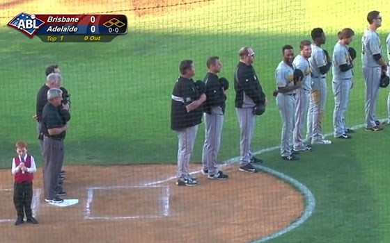 فيديو طريف.. الحازوقة تسيطر على طفل وهو يؤدي النشيد الوطني صورة رقم 2