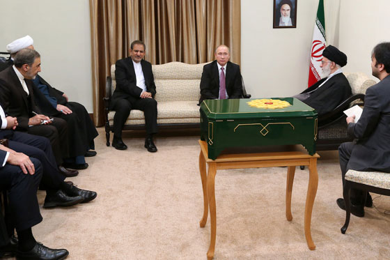 اقدم نسخة قرآن في روسيا يهديها بوتين لخامنئي صورة رقم 3