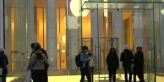 ما سر الرجل الذي اقتحم متجر ابل في نيويورك بسيف الساموراي؟ صورة رقم 1 ما سر الرجل الذي اقتحم متجر ابل في نيويورك بسيف الساموراي؟ صورة رقم 1