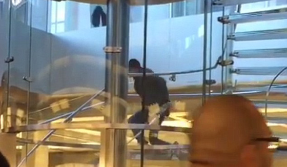 ما سر الرجل الذي اقتحم متجر ابل في نيويورك بسيف الساموراي؟ صورة رقم 2 ما سر الرجل الذي اقتحم متجر ابل في نيويورك بسيف الساموراي؟ صورة رقم 2