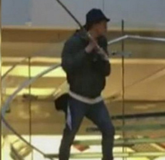 ما سر الرجل الذي اقتحم متجر ابل في نيويورك بسيف الساموراي؟ صورة رقم 3 ما سر الرجل الذي اقتحم متجر ابل في نيويورك بسيف الساموراي؟ صورة رقم 3