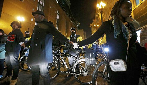 العنصرية مرض قتّال.. مصرع شاب اسود يطيح بقائد شرطة شيكاغو صورة رقم 10 العنصرية مرض قتّال.. مصرع شاب اسود يطيح بقائد شرطة شيكاغو صورة رقم 10