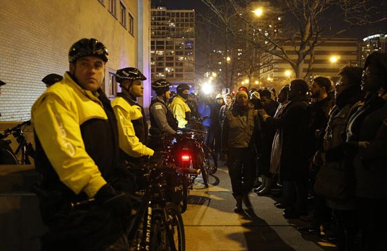 العنصرية مرض قتّال.. مصرع شاب اسود يطيح بقائد شرطة شيكاغو صورة رقم 21 العنصرية مرض قتّال.. مصرع شاب اسود يطيح بقائد شرطة شيكاغو صورة رقم 21