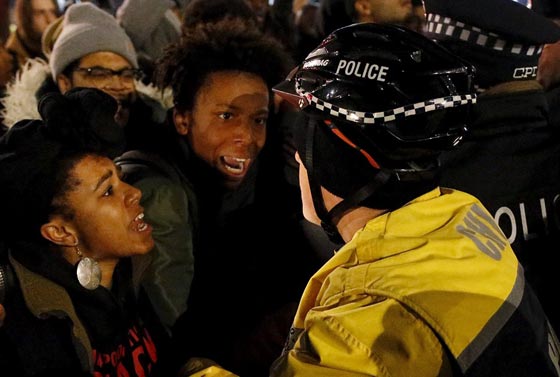 فيديو جديد يظهر مقتل مراهق اسود على يد شرطي ابيض يهز شيكاغو صورة رقم 6 فيديو جديد يظهر مقتل مراهق اسود على يد شرطي ابيض يهز شيكاغو صورة رقم 6