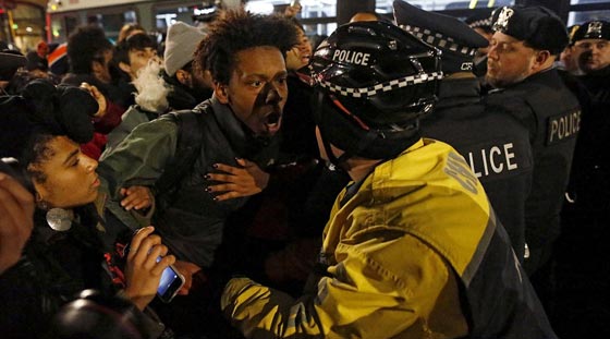 فيديو جديد يظهر مقتل مراهق اسود على يد شرطي ابيض يهز شيكاغو صورة رقم 5 فيديو جديد يظهر مقتل مراهق اسود على يد شرطي ابيض يهز شيكاغو صورة رقم 5