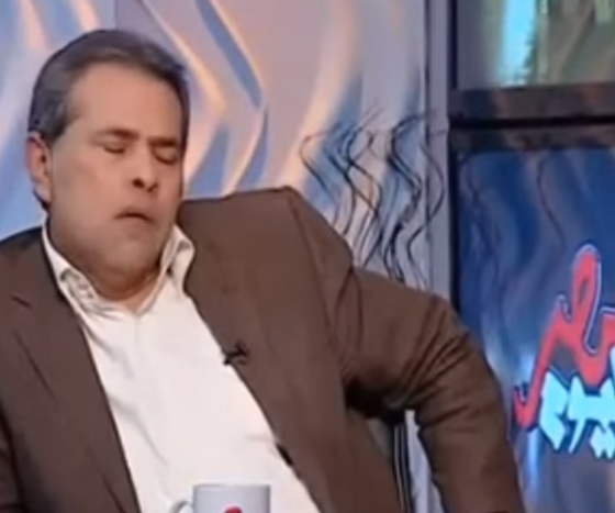 مراسل تلفزيوني ينام على الهواء.. كذلك مرشح رئاسي.. مشاهير غلبهم النوم صورة رقم 1