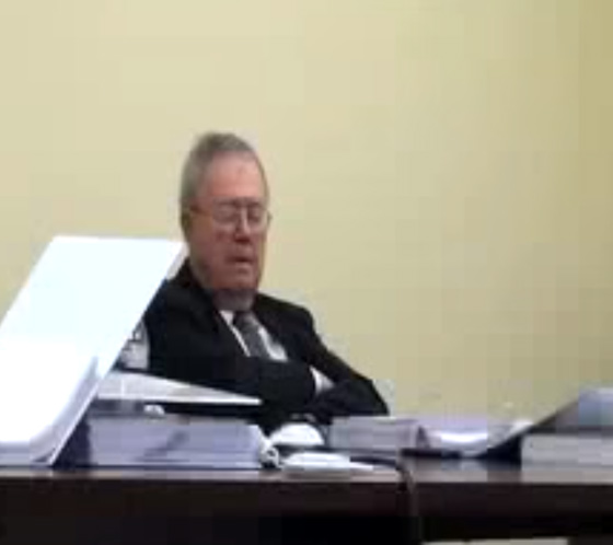 مراسل تلفزيوني ينام على الهواء.. كذلك مرشح رئاسي.. مشاهير غلبهم النوم صورة رقم 2