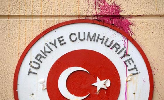 شاهد كيف قذف الروس السفارة التركية في موسكو بالبيض والحجارة صورة رقم 1