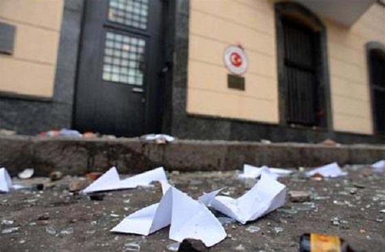 شاهد كيف قذف الروس السفارة التركية في موسكو بالبيض والحجارة صورة رقم 2