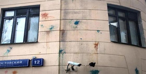 شاهد كيف قذف الروس السفارة التركية في موسكو بالبيض والحجارة صورة رقم 3