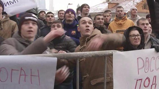 شاهد كيف قذف الروس السفارة التركية في موسكو بالبيض والحجارة صورة رقم 7