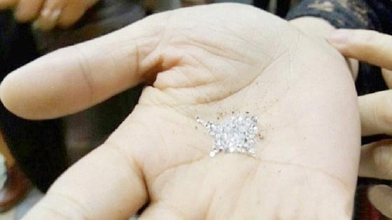  صور مثيرة.. سماء هونغ كونغ تمطر احجار الماس والناس يجمعونه صورة رقم 1