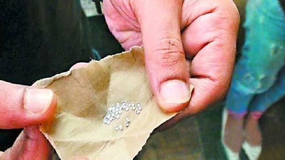  صور مثيرة.. سماء هونغ كونغ تمطر احجار الماس والناس يجمعونه صورة رقم 2