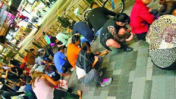  صور مثيرة.. سماء هونغ كونغ تمطر احجار الماس والناس يجمعونه صورة رقم 4