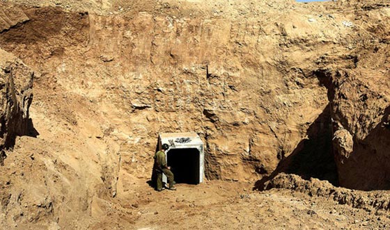  صدمة لحرس الحدود المصري اثناء قيامه بتدمير انفاق تحت رفح صورة رقم 2