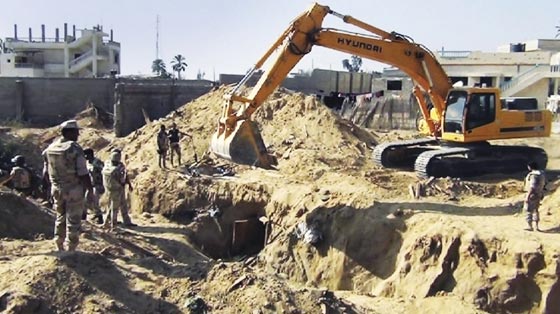  صدمة لحرس الحدود المصري اثناء قيامه بتدمير انفاق تحت رفح صورة رقم 3