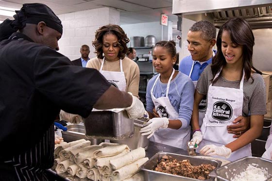  أجمل الصور الجماعية لأسرة اوباما منذ دخولها البيت الابيض صورة رقم 7