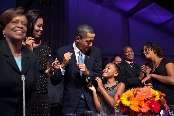  أجمل الصور الجماعية لأسرة اوباما منذ دخولها البيت الابيض صورة رقم 17