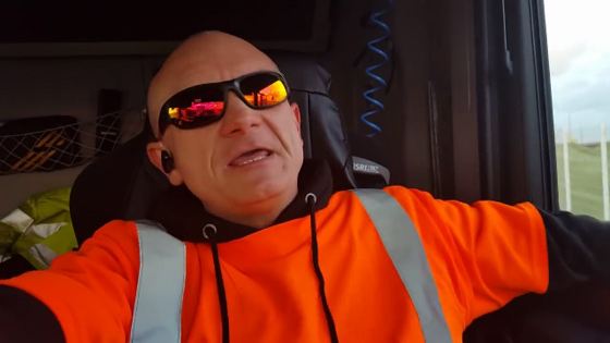 لاجئون يتعرضون لهجوم شاحنة يقودها هنغاري ارعن صورة رقم 1