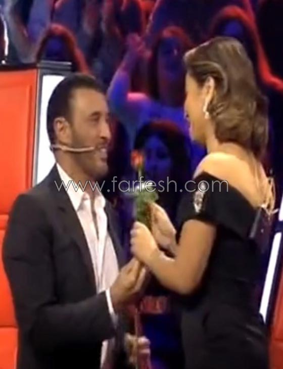 لقطات مسلسلات اون لاينية من ذا فويس: كاظم يغازل شيرين بوردة حمراء  صورة رقم 1