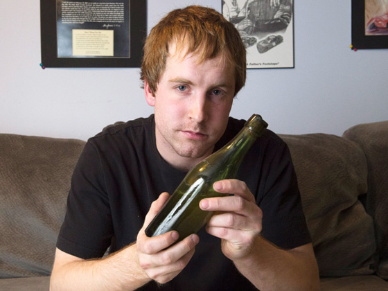 غواص يعثر على زجاجة بيرة أقدم من كندا.. شاهد الفيديو صورة رقم 1 غواص يعثر على زجاجة بيرة أقدم من كندا.. شاهد الفيديو صورة رقم 1