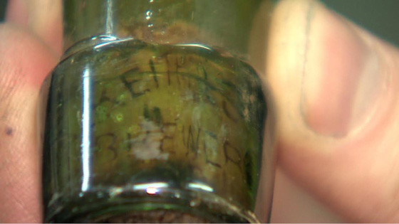 غواص يعثر على زجاجة بيرة أقدم من كندا.. شاهد الفيديو صورة رقم 6 غواص يعثر على زجاجة بيرة أقدم من كندا.. شاهد الفيديو صورة رقم 6