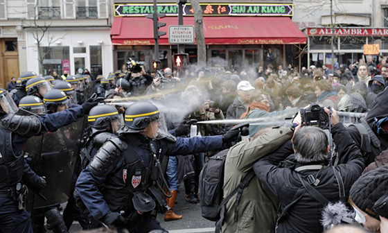 22 الف زوج من الاحذية في ساحة باريس احجاجا على قمة المناخ صورة رقم 1 22 الف زوج من الاحذية في ساحة باريس احجاجا على قمة المناخ صورة رقم 1