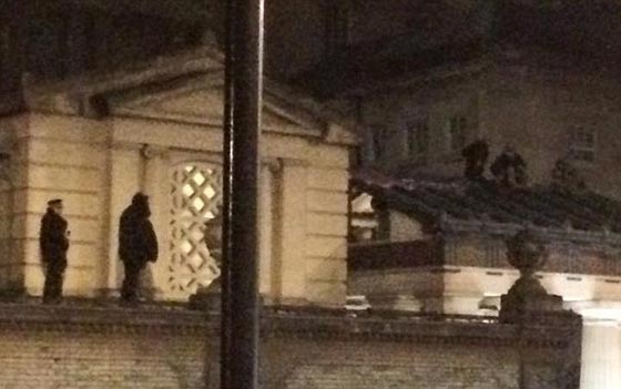 اختراق امني صارخ.. مدافعون عن حقوق الآباء يتسلقون سطح قصر باكنجهام صورة رقم 11 اختراق امني صارخ.. مدافعون عن حقوق الآباء يتسلقون سطح قصر باكنجهام صورة رقم 11