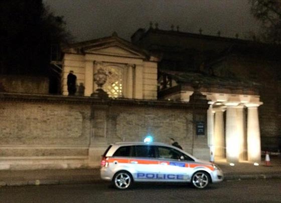 اختراق امني صارخ.. مدافعون عن حقوق الآباء يتسلقون سطح قصر باكنجهام صورة رقم 10 اختراق امني صارخ.. مدافعون عن حقوق الآباء يتسلقون سطح قصر باكنجهام صورة رقم 10