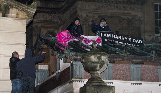 اختراق امني صارخ.. مدافعون عن حقوق الآباء يتسلقون سطح قصر باكنجهام صورة رقم 3 اختراق امني صارخ.. مدافعون عن حقوق الآباء يتسلقون سطح قصر باكنجهام صورة رقم 3