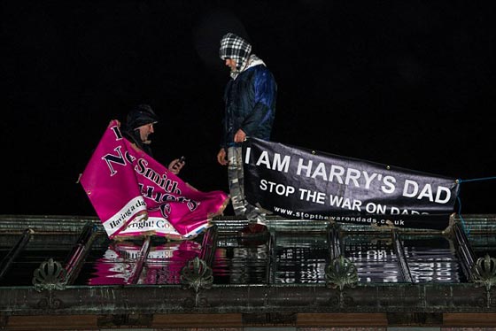 اختراق امني صارخ.. مدافعون عن حقوق الآباء يتسلقون سطح قصر باكنجهام صورة رقم 1 اختراق امني صارخ.. مدافعون عن حقوق الآباء يتسلقون سطح قصر باكنجهام صورة رقم 1