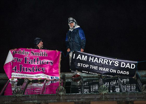 اختراق امني صارخ.. مدافعون عن حقوق الآباء يتسلقون سطح قصر باكنجهام صورة رقم 2 اختراق امني صارخ.. مدافعون عن حقوق الآباء يتسلقون سطح قصر باكنجهام صورة رقم 2