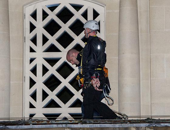 اختراق امني صارخ.. مدافعون عن حقوق الآباء يتسلقون سطح قصر باكنجهام صورة رقم 4 اختراق امني صارخ.. مدافعون عن حقوق الآباء يتسلقون سطح قصر باكنجهام صورة رقم 4