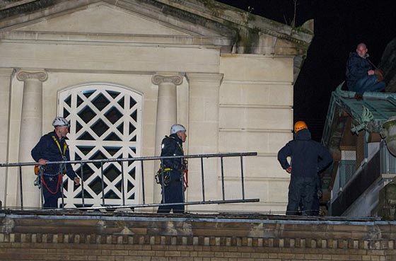 اختراق امني صارخ.. مدافعون عن حقوق الآباء يتسلقون سطح قصر باكنجهام صورة رقم 5 اختراق امني صارخ.. مدافعون عن حقوق الآباء يتسلقون سطح قصر باكنجهام صورة رقم 5