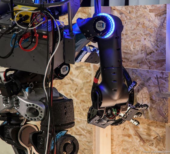 ووك - مان روبوت يتفاعل مع البشر ويؤدي المهمات الخطرة مكانهم صورة رقم 9 ووك - مان روبوت يتفاعل مع البشر ويؤدي المهمات الخطرة مكانهم صورة رقم 9