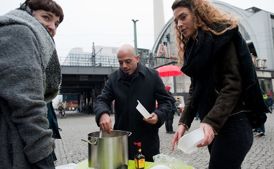 لاجئ سوري يرد الجمل للالمان.. يتطوع لتوزيع الطعام على فقرائهم  صورة رقم 1