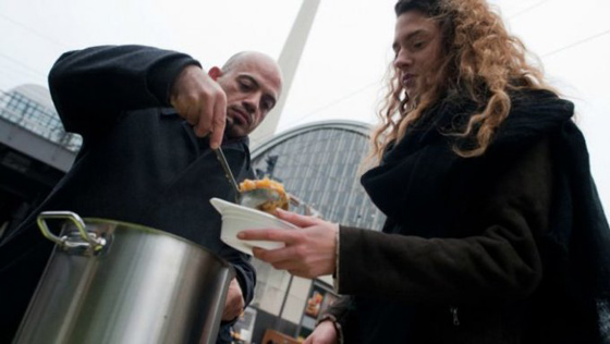 لاجئ سوري يرد الجمل للالمان.. يتطوع لتوزيع الطعام على فقرائهم  صورة رقم 3