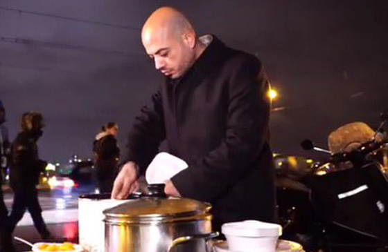 لاجئ سوري يرد الجمل للالمان.. يتطوع لتوزيع الطعام على فقرائهم  صورة رقم 6