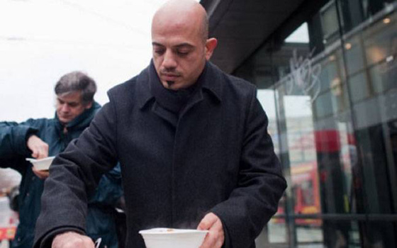 لاجئ سوري يرد الجمل للالمان.. يتطوع لتوزيع الطعام على فقرائهم  صورة رقم 5