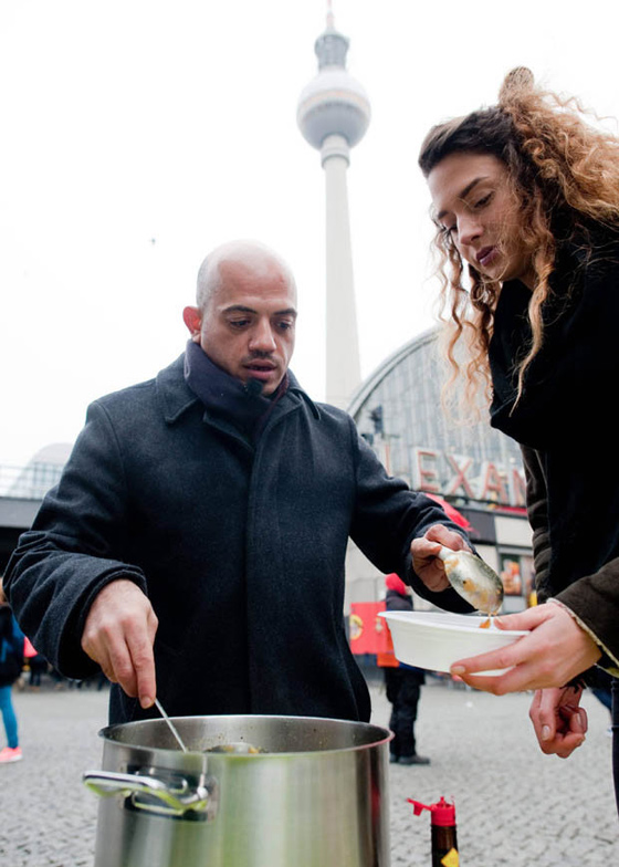 لاجئ سوري يرد الجمل للالمان.. يتطوع لتوزيع الطعام على فقرائهم  صورة رقم 4