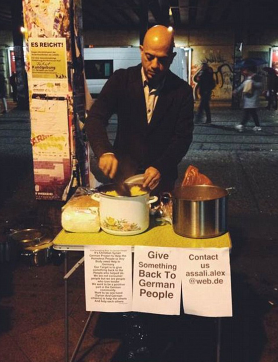 لاجئ سوري يرد الجمل للالمان.. يتطوع لتوزيع الطعام على فقرائهم  صورة رقم 7