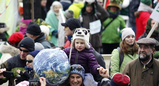 انصار البيئة يخرجون في مظاهرات عالمية.. يدفعهم سبب طريف صورة رقم 5 انصار البيئة يخرجون في مظاهرات عالمية.. يدفعهم سبب طريف صورة رقم 5