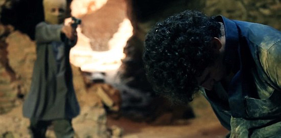 فيديو مؤلم من فظائع داعش.. أطفال يعدمون رهائن بلعبة وحشية! صورة رقم 1