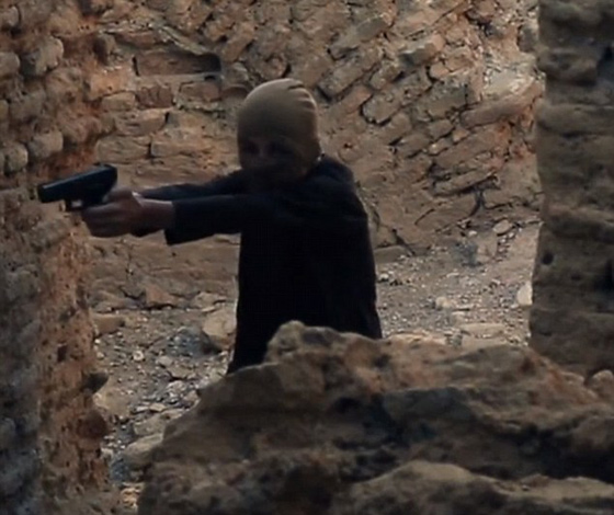 فيديو مؤلم من فظائع داعش.. أطفال يعدمون رهائن بلعبة وحشية! صورة رقم 2