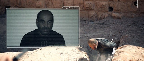 فيديو مؤلم من فظائع داعش.. أطفال يعدمون رهائن بلعبة وحشية! صورة رقم 3