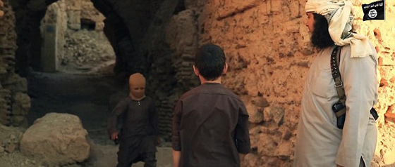 فيديو مؤلم من فظائع داعش.. أطفال يعدمون رهائن بلعبة وحشية! صورة رقم 5