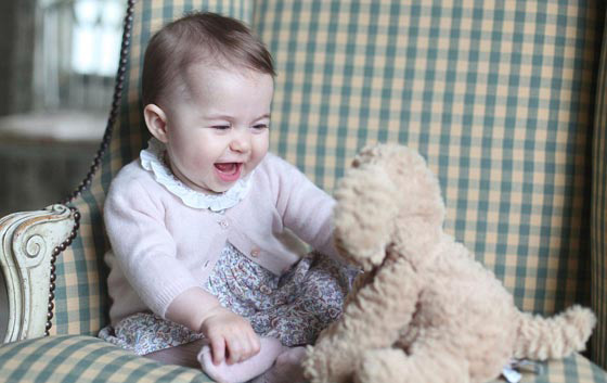 سر فستان الاميرة  شارلوت: اشترته مربيتها الاسبانية من مصممة مغمورة بـ 31 دولارا فقط! صورة رقم 1