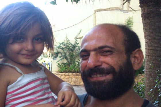 صورة في احد شوارع بيروت ترفع بائع اقلام الى ذروة الثراء بين ليلة وضحى!! صورة رقم 5